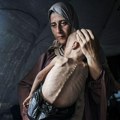 Priča o potresnoj fotografiji majke i njene gladne bebe iz Gaze