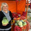 Dana sve iz njive nosi na tezgu pored puta: Velika potražanja za domaćim povrćem ove jeseni, paprika do 170, kupus do 40 dinara…