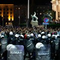 Napeto ispred Skupštine Srbije: Leteli topovski udari i kamenice, reagovala policija, iz šatora puštene patriotske pesme