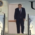 (Video) Internet gori zbog Trampovog pokreta Američki predsednik izveo misteriozni "ritual" pred silazak niz stepenice…