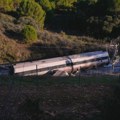 Ел Паис: Машиновођа погинуо, 20 особа повређено када је воз искочио из шина близу Барселоне