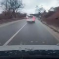 (Video) Tragedija izbegnuta za dlaku Stravičan snimak bahate vožnje kod Borove Glave: Vozač krenuo u rizično preticanje, pa…