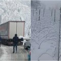 Pogoršava se nevreme na zapadu Srbije: Haos na Kadinjači, sudar autobusa i kamiona. Sneg okovao Ivanjicu.