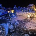 (Foto) Uznemirujuće slike sa mesta nesreće kod Novog Pazara. Sumnja se da je tinejdžer (19) preticao kolonu vozila i izazvao…