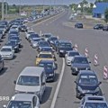 Gužve ka Jadranu: Kolone na granicama i auto-putevima, na Bajakovu zastoj dug 10 kilometara