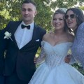 Tanaj Savić u izazovnoj haljini, izrez do kuka, ispod mrežaste čarape: Svadba u Smederevu, pevačica blista