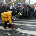 Последњих 16 минута тишине испред Правног факултета у Београду – беле руже за жртве пада надстрешнице