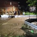 Nakon obilnih kiša u Čačku voda ušla u dvorišta i objekte
