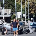 Auto se prevrnuo na krov Saobraćajna nezgoda na Karaburmi, devojka udarila u ivičnjak