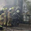 (FOTO)“Jedva smo glavu izvukli“: Izgorela u požaru pijaca u Sarajevu, radnici u suzama