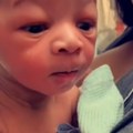 Doktori u čudu, majka ne može da progovori od šoka Beba samo devet sati nakon rođenja uradila ovu neverovatnu stvar (video)