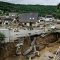 Obilne padavine izazvale poplave i klizišta na zapadu Nemačke: Brojni putevi zatvoreni, ljude evakuišu iz zgrada u škole…