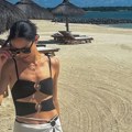 Ogrlica nosi jaku simboliku: Dok je nemački mediji razvode, Ana Ivanović u kupaćem sa prorezima zapalila mreže: Nećete…
