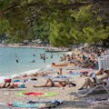 Šokantne scene na plaži na Jadranu: „Telo su samo ostavili nasred plaže, ispod suncobrana“
