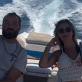Rasta sa devojkom krstari morem: Marija u kratkom, a on sa kajlom oko vrata - pokazali i spavaću sobu i šta im je na meniju…