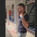 Gradonačelnik Novog Sada pravo sa Tasosa obišao demolirane prostorije SNS-a