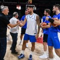 U odličnom raspoloženju: Ministar Gajić posetio košarkašku reprezentaciju Srbije i poslao moćnu poruku (foto)