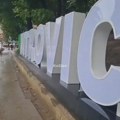 Postavljen novi znak „Mitrovica“: Zeleno srce umesto crvenog, latinica umesto ćirilice
