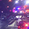 Ljudi golim rukama dizali delove smrskane letelice da izvuku žrtve: Helikopter pao na autoput u Sakramentu među automobile…