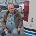 Lider DS se lisicama vezao za autobus u znak podrške autoprevozniku iz Novog Sada