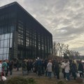 Građani ispred novosadskog suda pred prvo ročište po tužbi profesora protiv MUP-a
