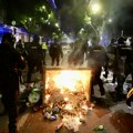 Uhapšena dva muškarca, osumnjičeni da su palili kontejnere i bacali baklje na policajce nakon protesta na Slaviji