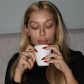 Punim baterije da lomim: Tea Tairović bez šminke u krevetu pije čaj (foto)