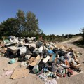 Divlja deponija nikla preko noći pored groblja i glavnog puta: Sramotan prizor u selu Slatina kod Čačka, meštani ogorčeni…