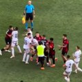 Bruka u komšiluku! Fudbaleri se potukli posle derbija, nastao totalni haos na terenu! (video)