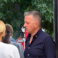 (Paparaco) Srđan Predojević u ženskom društvu: Ovako se opušta u pauzama snimanja ispred Pinka, evo šta sve vreme radi (video)…