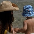 (Foto) Katarina Živković uživa na porodičnom odmoru Sela u plićak i igra se sa sinom: Cela plaža gleda u malog Stefana