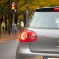 Većina vozača radi ovo dok čeka na semaforu, a tako zapravo uništavaju automobil: Ova greška će vas skupo koštati