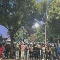 Sve više ljudi u Pionirskom parku uoči Vučićeve najavljene ostavke, zatvorena Ulica kralja Milana