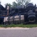 Šleper završio u kanalu: Kamion natovaren daskama sleteo s puta kod Banjaluke i prevrnuo se (video)