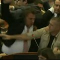Snimci tuče u tzv. Skupštini Kosova: Pogledajte kako je izgledao haos koji je napravio Kurti (video)