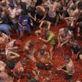 "Tomatina" se sručila na Bunjol: 120 tona paradajza kao municija za "ulične borbe"