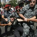 Sukob policije i demonstranata u Jerevanu: Blokirane ulice, uhapšeno 140 osoba