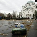 Sramni prizori ispred Hrama svetog Save: Posle paljenja badnjaka ostavili krš i lom iza sebe foto, video