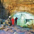 Nesreća u pećini: Speleolog leži na 150 metara dubine, pri padu povredio rebra i zlog, a njegovo spašavanje trajalo celu…