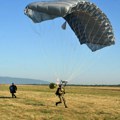 Viša padobranska obuka vojnih padobranaca u Nišu: Osposobljavanje za skokove na slobodno dejstvo specijalnim padobranom…