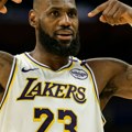 Lebron moćnim tripl-dablom "rešio" Sakramento, Dončićevih 40 poena nedovoljno za pobedu Dalasa protiv Durenta