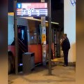 (Video) Haos na liniji 15! Autobusu otkazale kočnice: Izleteo sa puta, pa se zakucao u hidrant