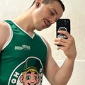 (Foto) naš glumac pokazao mišiće, devojkama pale vilice: Pavle Mensur objavio fotku u uskoj majici, a mreže se usijale od…