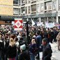 Studenti Filološkog fakulteta blokiraju ulaz u zgradu, protive se najavljenom početku nadokande nastave