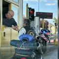 Zaustavio se da plati putarinu pa napravio haos neviđenih razmera. Svi koji su bili iza njega poludeli od besa: "To vam je ta…