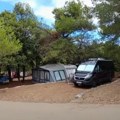 Inspekcija zatvorila poznati kamp na Hvaru Turisti morali da napuste smeštaj usred sezone