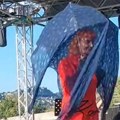Legendarna pevačica na nastupu sa kišobranom i maramom: U 75. godini ne odustaje od svog ekscentričnog stila