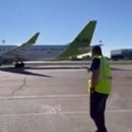 Radnik na aerodromu ovim potezom oduševio Srbiju: Starim običajem ispratio košarkaše na Evrobasket VIDEO
