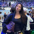 Milica Pavlović na meču Novaka Đokovića: Srbin psuje, a pevačica na tribinama s ovim muškarcem (Foto)