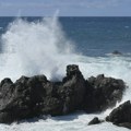 Talasi odneli tri života na Tenerifima, povređeno najmanje petnaest osoba